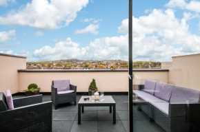 Solar Sanctuary- Skyline Balcony, City Centre, Three Floors, King Beds, Netflix and more!